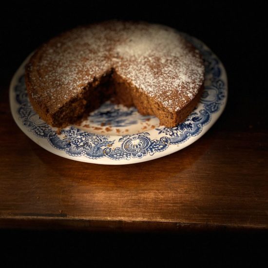 Torta con farina integrale, caffè e noci