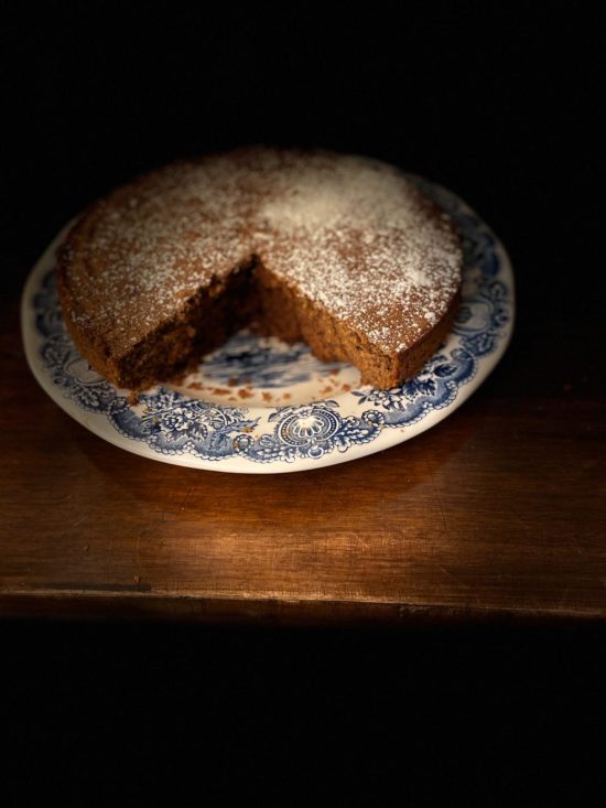 Torta con farina integrale, caffè e noci