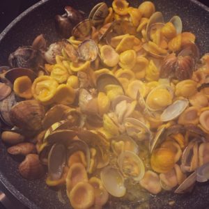 Orecchiette con le vongole allo zafferano